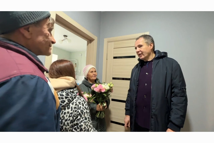 Вячеслав Гладков вручил губкинцам ключи от новых квартир