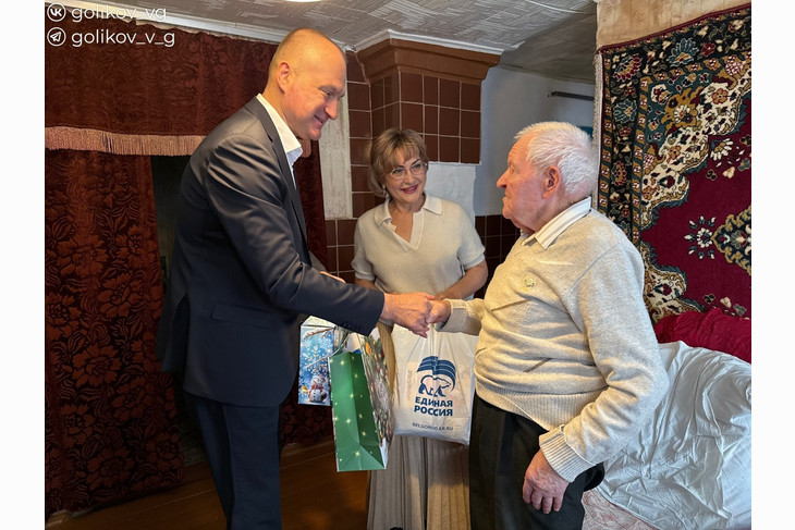 Василий Голиков и Галина Колесникова поздравили губкинских ветеранов — участников ВОв с наступающим Новым годом