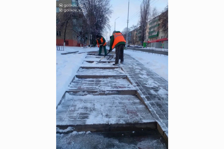 Коммунальные службы Губкина продолжают убирать последствия ночного снегопада