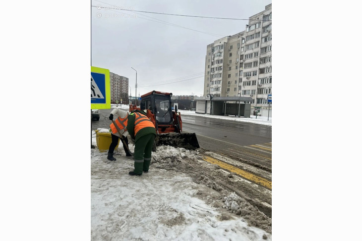 Коммунальные службы Губкина продолжают убирать последствия ночного снегопада