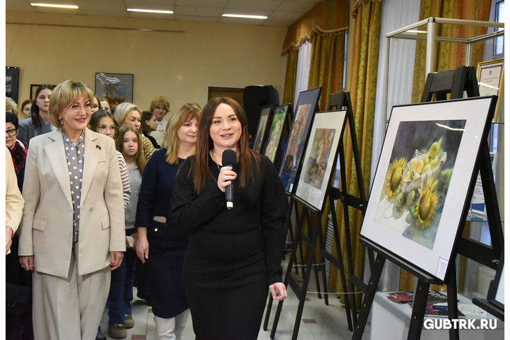 В Губкине открылась персональная выставка художницы Натальи Кувалдиной