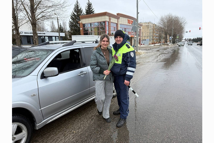 В Белгородской области проходит акция «Цветы для автоледи»