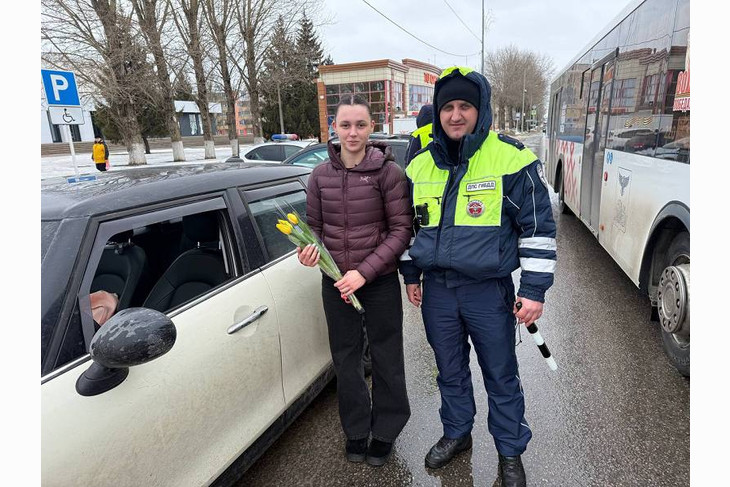 В Белгородской области проходит акция «Цветы для автоледи»