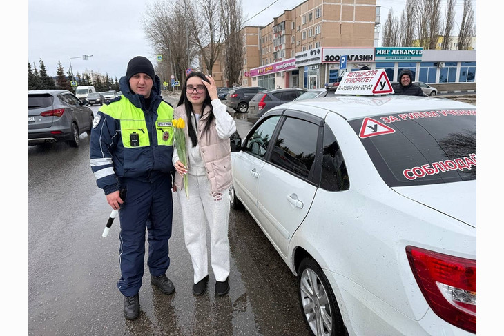 В Белгородской области проходит акция «Цветы для автоледи»
