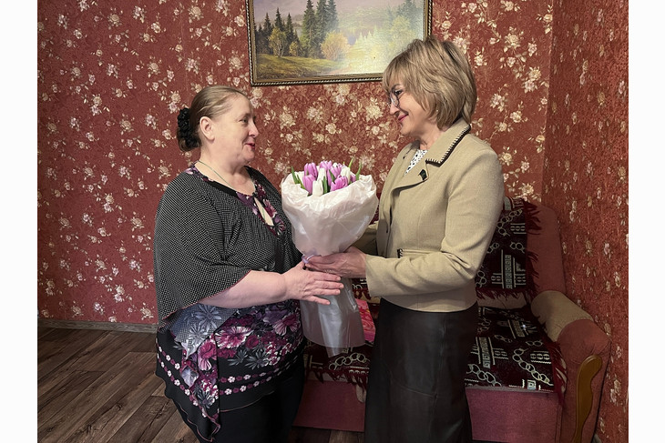 Галина Колесникова встретилась с губкинской женщиной – мамой кавалера двух орденов Мужества