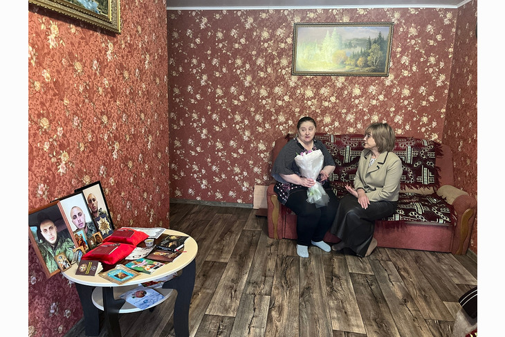 Галина Колесникова встретилась с губкинской женщиной – мамой кавалера двух орденов Мужества