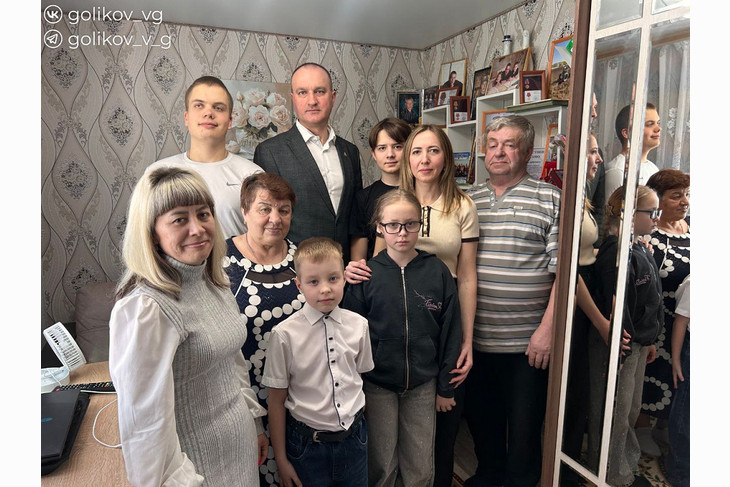 Накануне Международного женского дня Василий Голиков посетил семьи погибших участников СВО