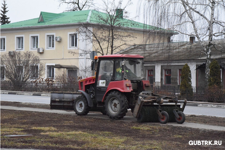 Губкинцы вышли на первый субботник после зимы