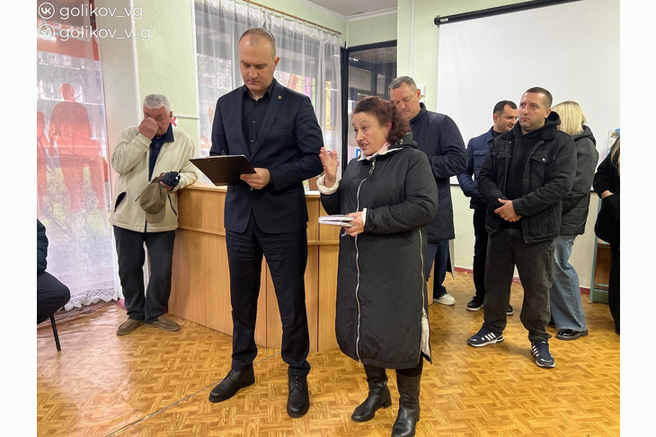 Василий Голиков провел встречу с жителями многоквартирных домов микрорайона Лебеди