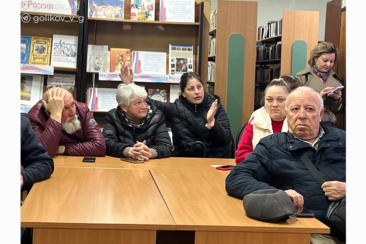 Василий Голиков провел встречу с жителями многоквартирных домов микрорайона Лебеди