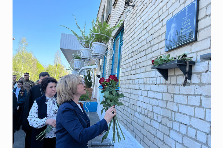В ОК «СтартУМ» открыли мемориальную доску и установили Парту Героя в честь погибшего на СВО губкинца