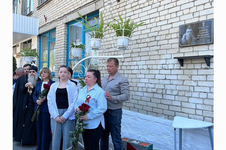 В ОК «СтартУМ» открыли мемориальную доску и установили Парту Героя в честь погибшего на СВО губкинца