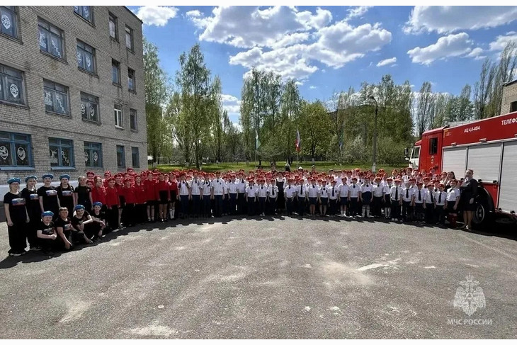 Юных губкинцев посвятили в кадеты МЧС и юнармейцы