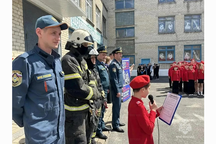 Юных губкинцев посвятили в кадеты МЧС и юнармейцы
