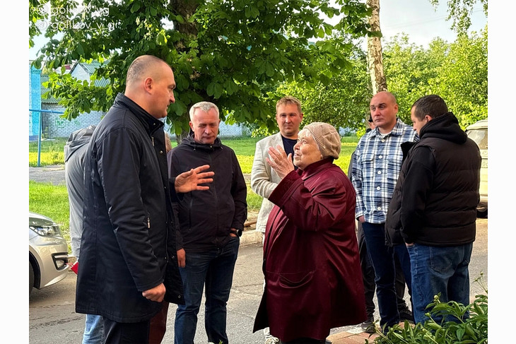 Василий Голиков проверил ход капремонта в доме №12 на ул. Горького