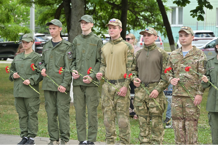 В День памяти и скорби в Губкине возложили цветы к Вечному огню