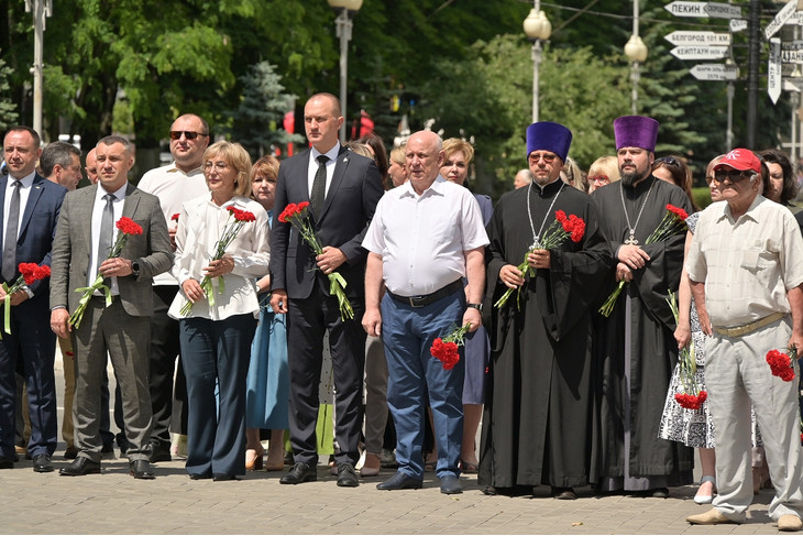 В День памяти и скорби в Губкине возложили цветы к Вечному огню