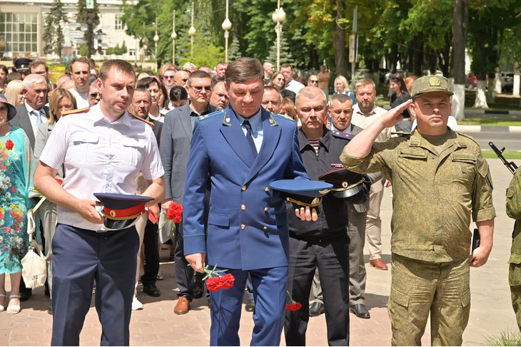В День памяти и скорби в Губкине возложили цветы к Вечному огню