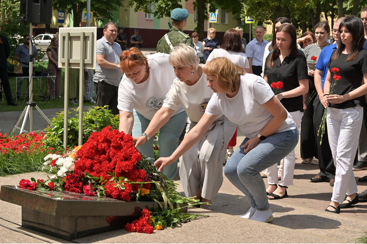 В День памяти и скорби в Губкине возложили цветы к Вечному огню