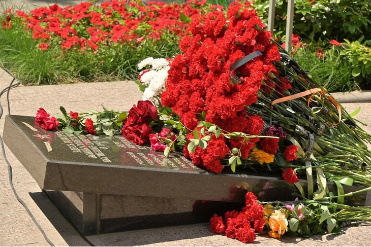 В День памяти и скорби в Губкине возложили цветы к Вечному огню