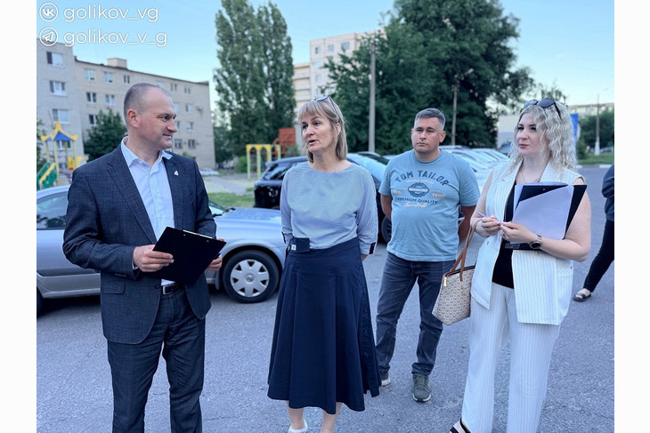 Василий Голиков провёл встречу с собственниками ремонтируемого дома в Губкине