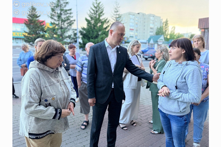 Василий Голиков провёл встречу с собственниками ремонтируемого дома в Губкине