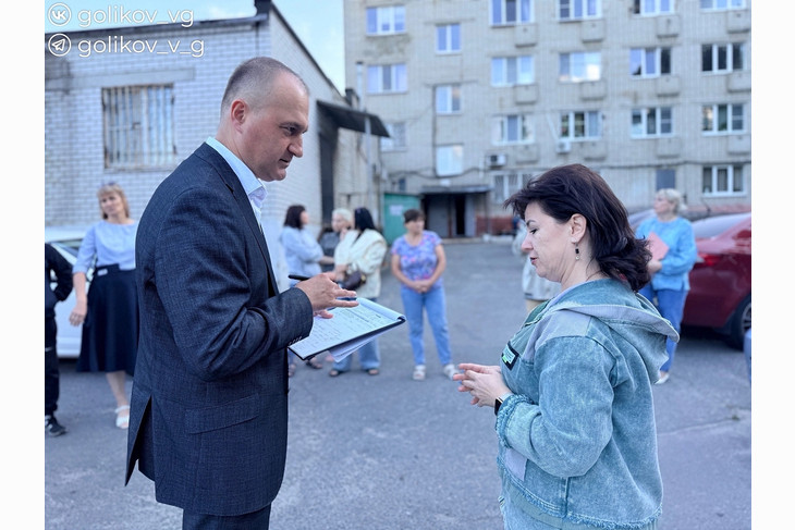 Василий Голиков провёл встречу с собственниками ремонтируемого дома в Губкине
