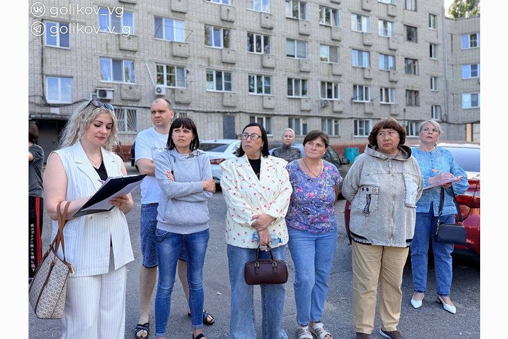 Василий Голиков провёл встречу с собственниками ремонтируемого дома в Губкине