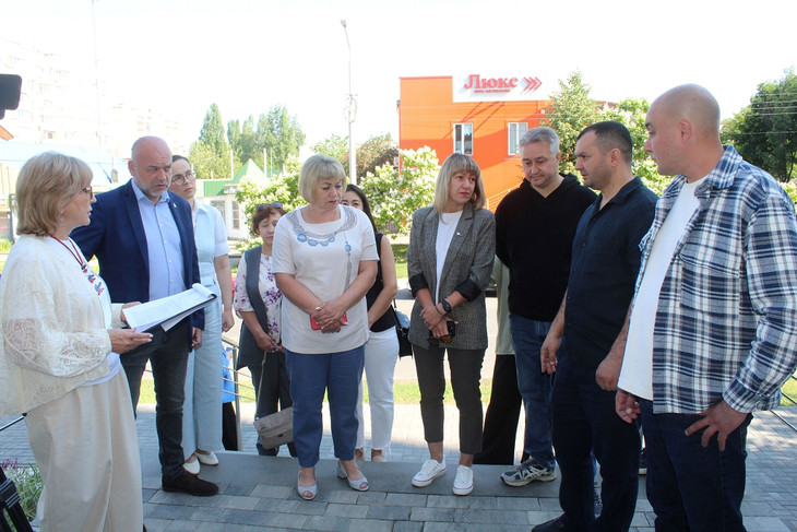 В Губкине депутаты проверили качество капремонта в библиотеке микрорайона Журавлики