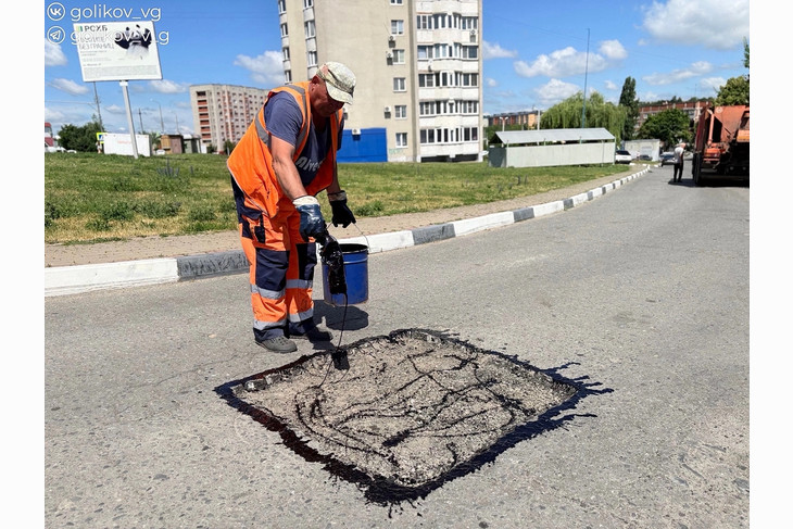В Губкине продолжаются плановые работы по ямочному ремонту дорог