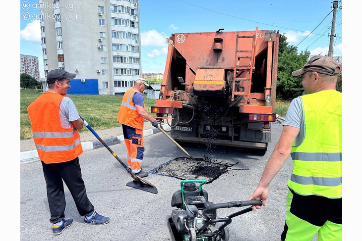 В Губкине продолжаются плановые работы по ямочному ремонту дорог