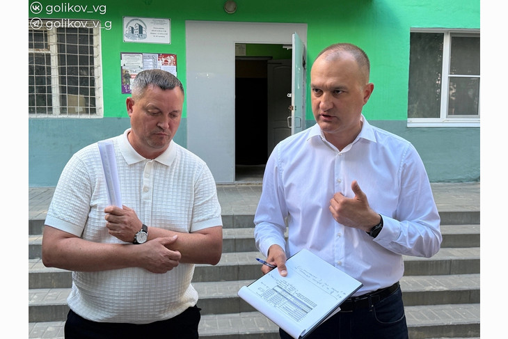 Василий Голиков проверил ход капремонта дома №3 на улице Лазарева