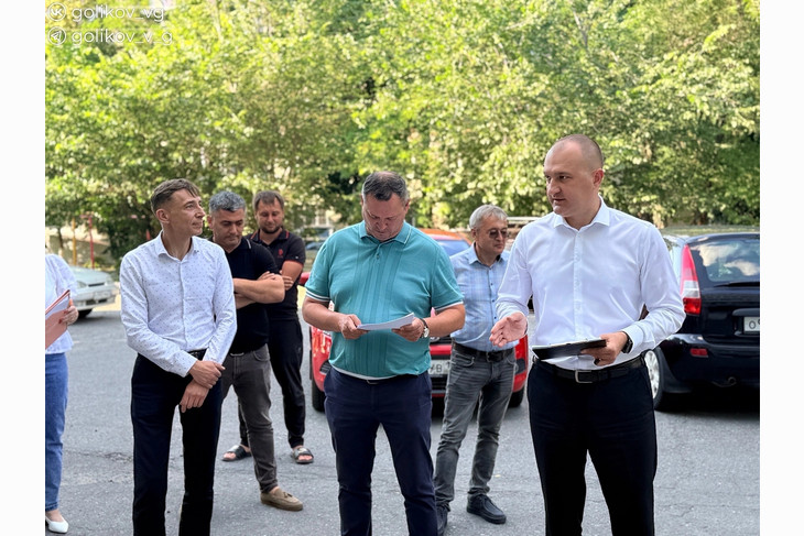 Василий Голиков проверил ход капремонта МКД в Губкине