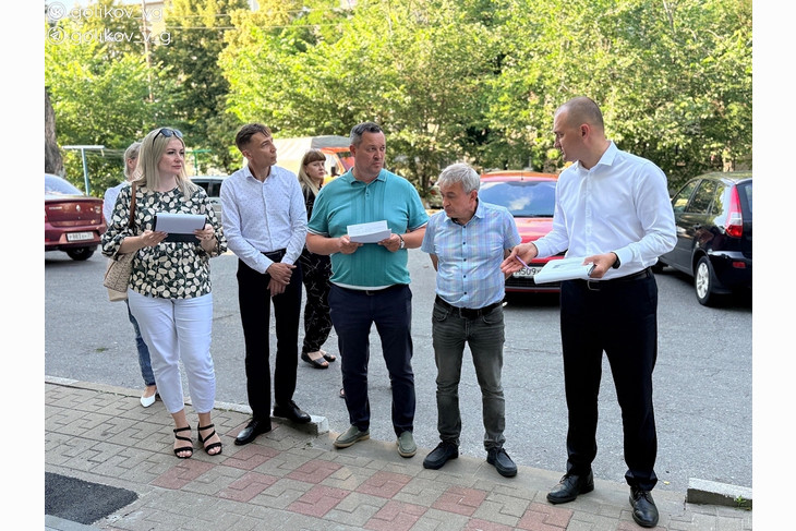 Василий Голиков проверил ход капремонта МКД в Губкине