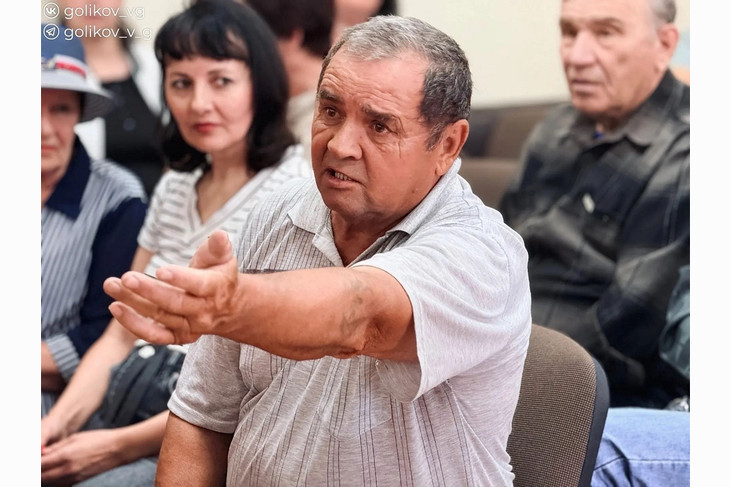Василий Голиков встретился с жителями сёл Никаноровка и Архангельского