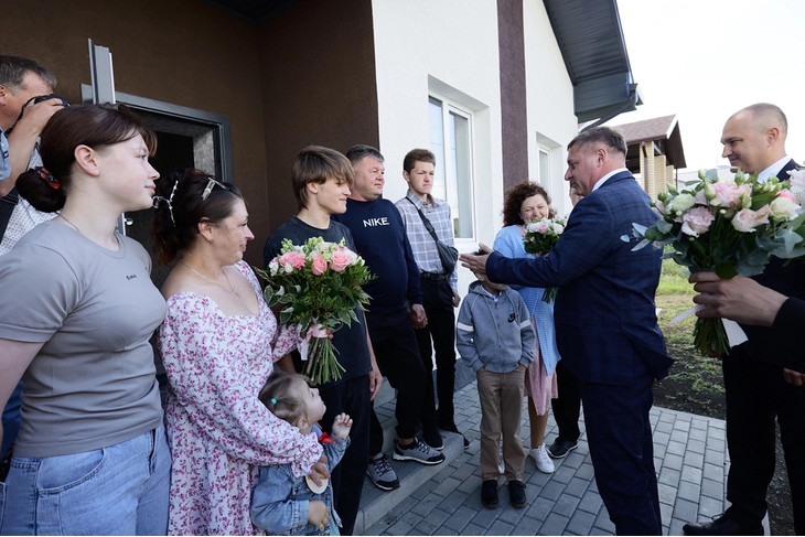В Губкине две многодетные семьи получили новое жильё