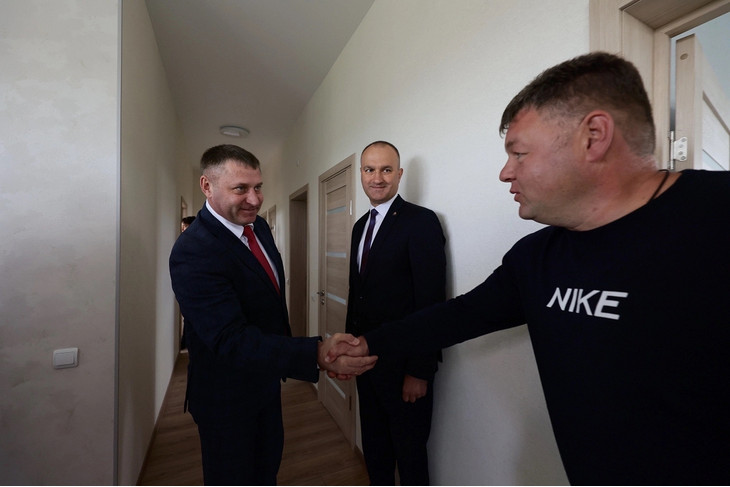 В Губкине две многодетные семьи получили новое жильё