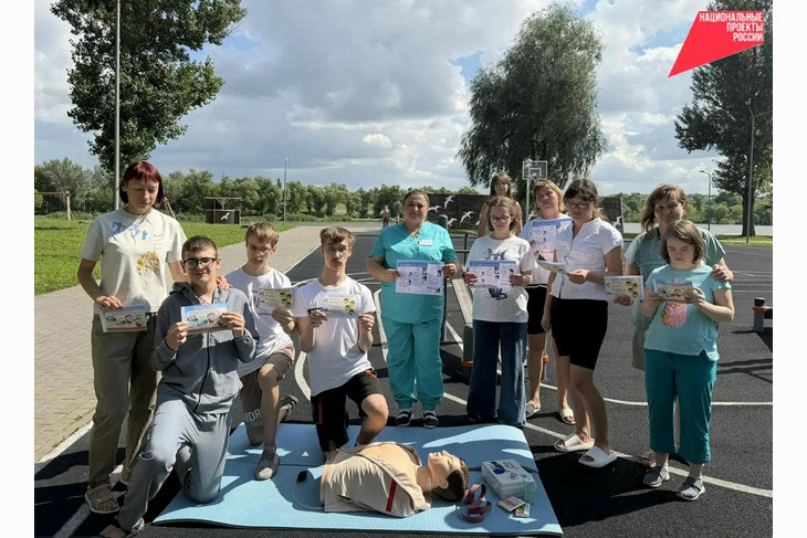 В Губкине для семей с детьми провели занятие по оказанию первой помощи.