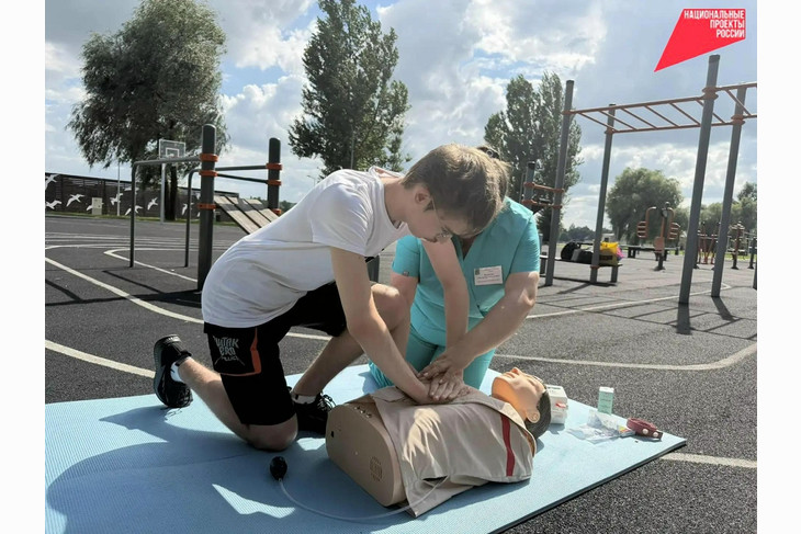 В Губкине для семей с детьми провели занятие по оказанию первой помощи.