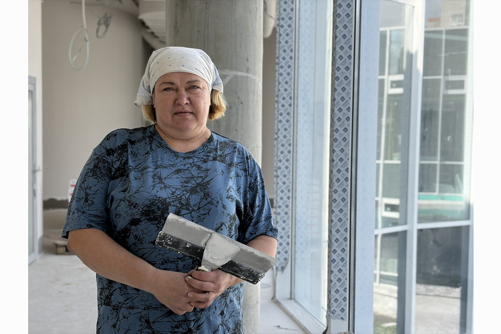 «Глаза боятся, руки делают»: двадцать лет созидания маляра-штукатура Нины Плешкуновой из Губкина