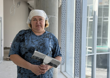 «Глаза боятся, руки делают»: двадцать лет созидания маляра-штукатура Нины Плешкуновой из Губкина