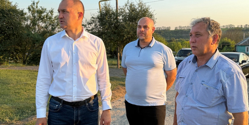 Василий Голиков обсудил с жителями Богословки ремонт дороги и памятника