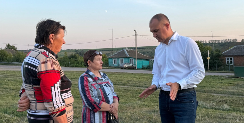 Василий Голиков обсудил с жителями Богословки ремонт дороги и памятника