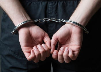 Губкинец подозревается в повреждении автомобиля такси