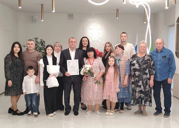 В отделе ЗАГС Губкинского округа поздравили Александра и Любовь Проскуриных с сапфировой свадьбой