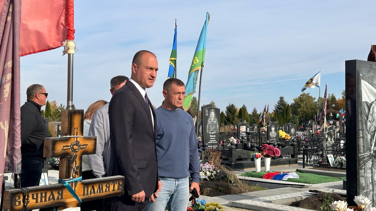 В Губкине завершаются работы по благоустройству Аллеи Героев на кладбище