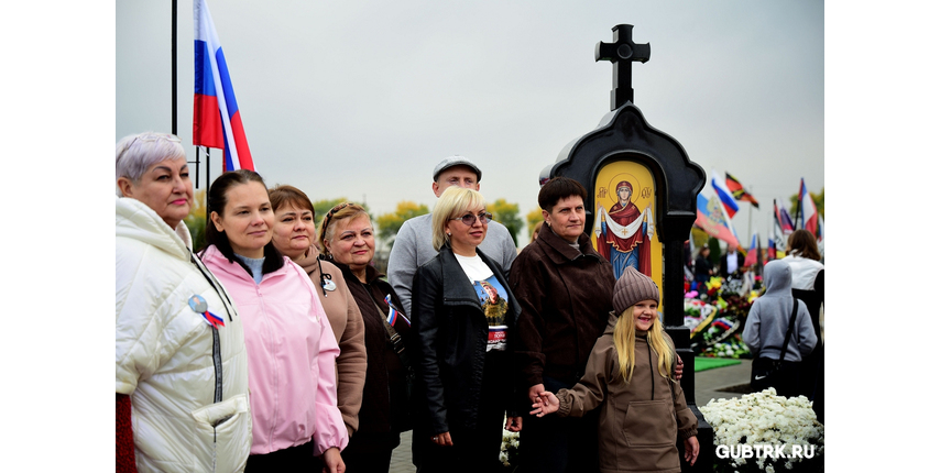 В Губкине на Аллее Героев освятили киот с образом Пресвятой Богородицы