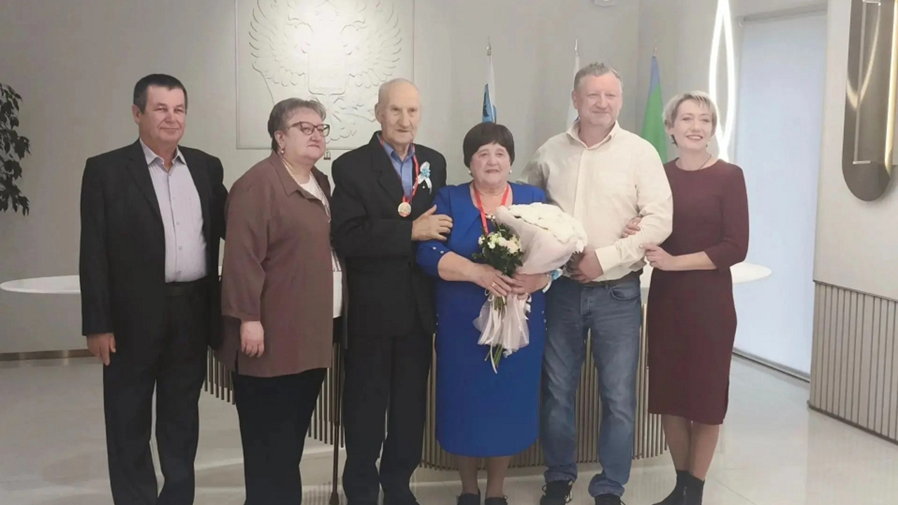 60 лет как один день: в Губкине семейная пара Ждановых отметила бриллиантовую свадьбу