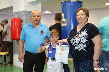 Дню Великой Победы было посвящено открытое первенство п. Троицкий по боксу, состоявшееся 8 мая
