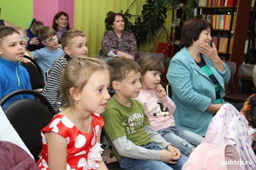 Территориальный совет женщин провел конкурс «Счастливое детство», в котором участвовали юные художники и чтецы